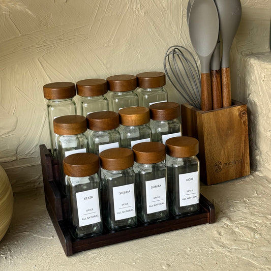 Aden Akasya Ağacı Standlı 12 li Akasya Kapaklı Kare Baharatlık Seti 120 ml Stiker Hediyeli KOD:10271