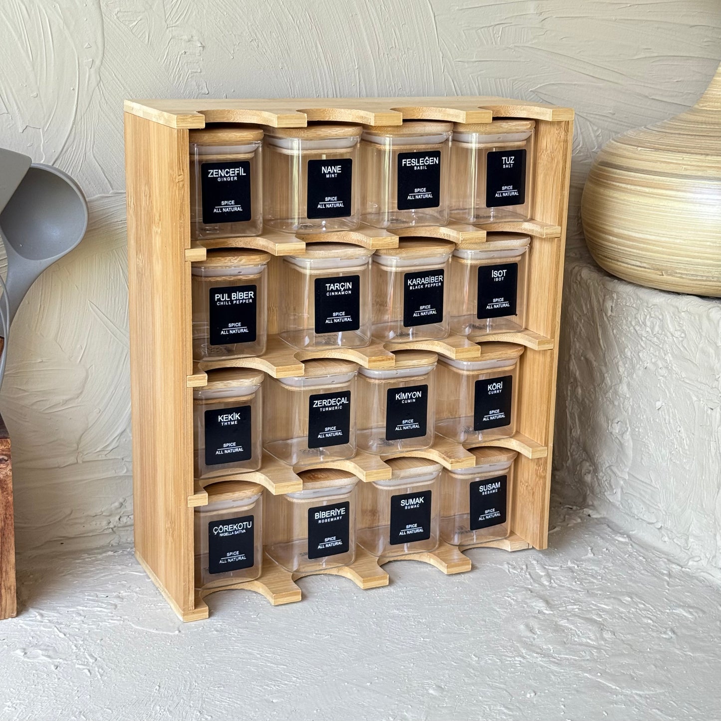 ZBERN 16'lı Bambu Kapaklı Kare Borosilikat Cam Baharatlık Seti Standlı Beyaz-Siyah Stiker Hediyeli 34x29x11,5 cm