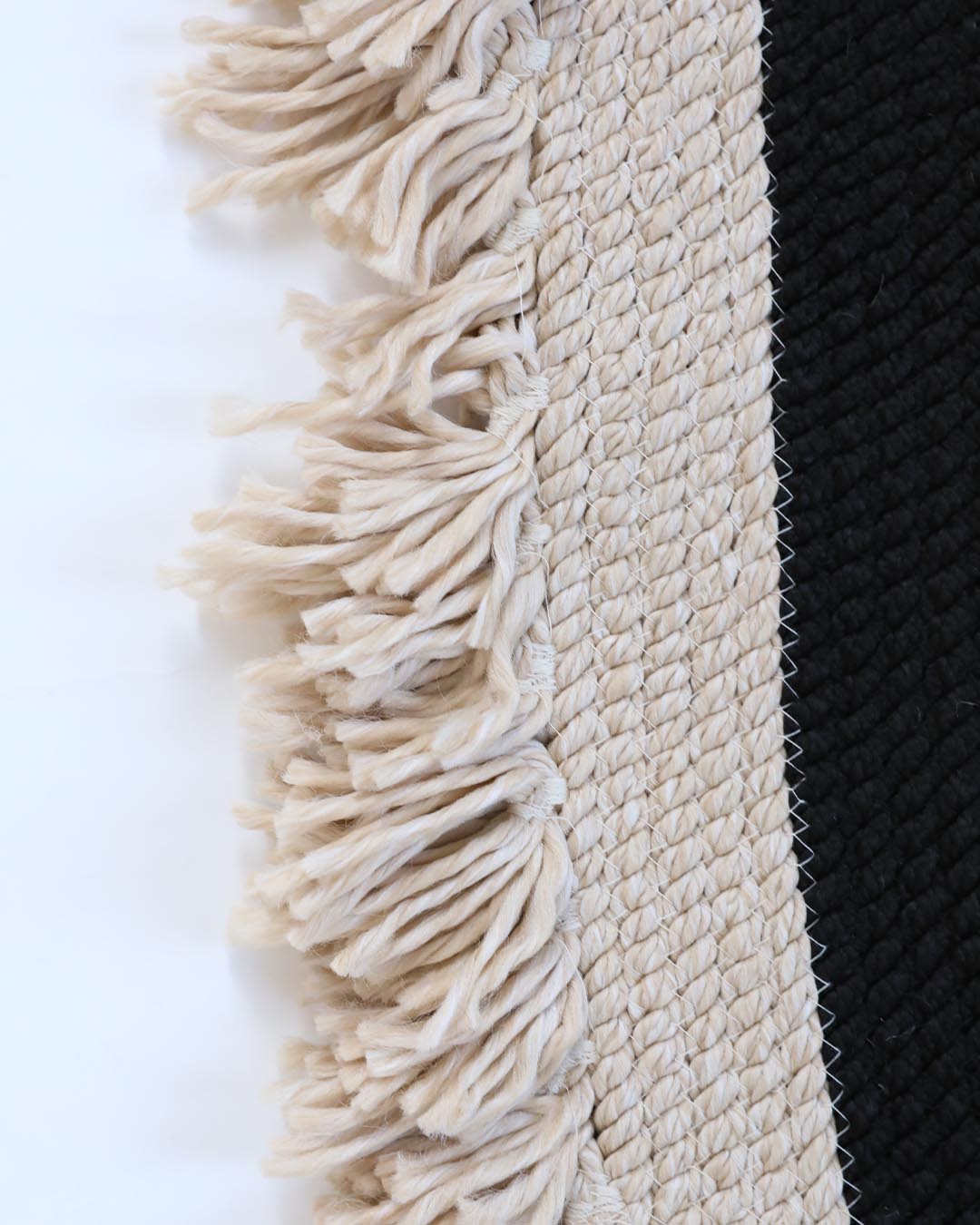 Tuuli Natural Halka Desenli El Dokuma Jüt Oval Halı – Premium Dekoratif Tasarım 80x150 Krem-Siyah