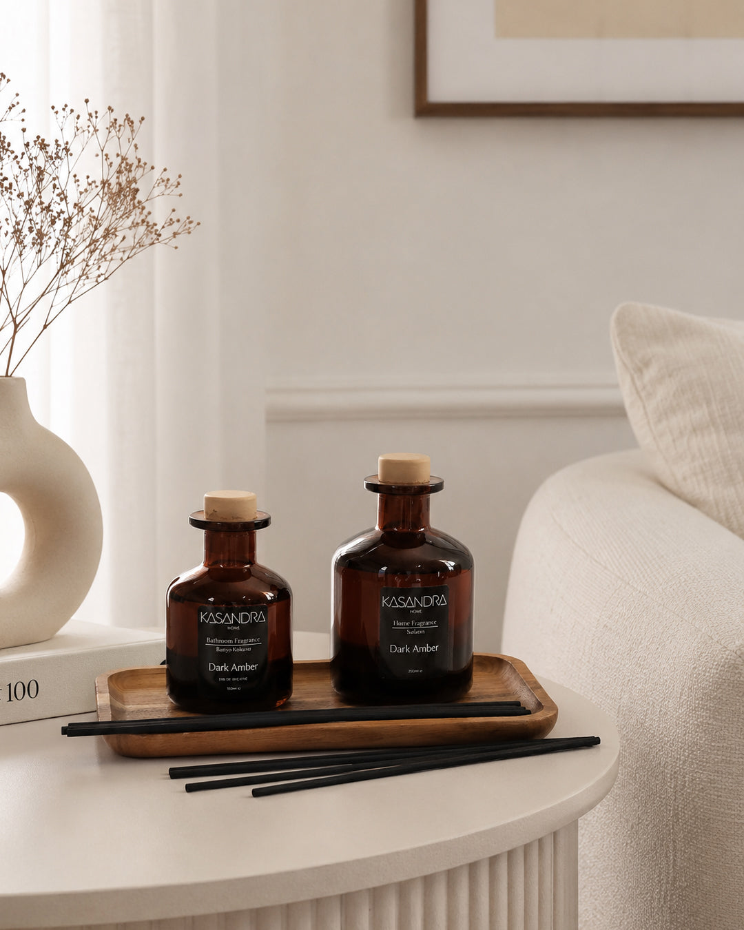 Dark Amber Premium Çubuklu Oda ve Banyo Kokusu Seti – Ahşap Standlı Dekoratif Cam Şişe – 150 ml & 250 ml Siyah