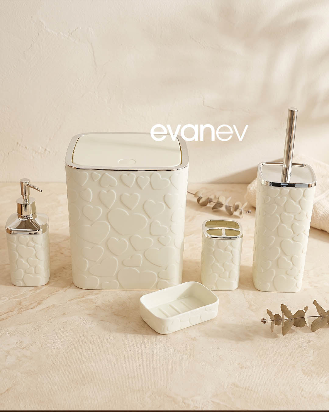 5 Parça Kalp Desenli Banyo Seti – Beyaz Silver Kare Tasarım, Click Kapaklı 8 Litre