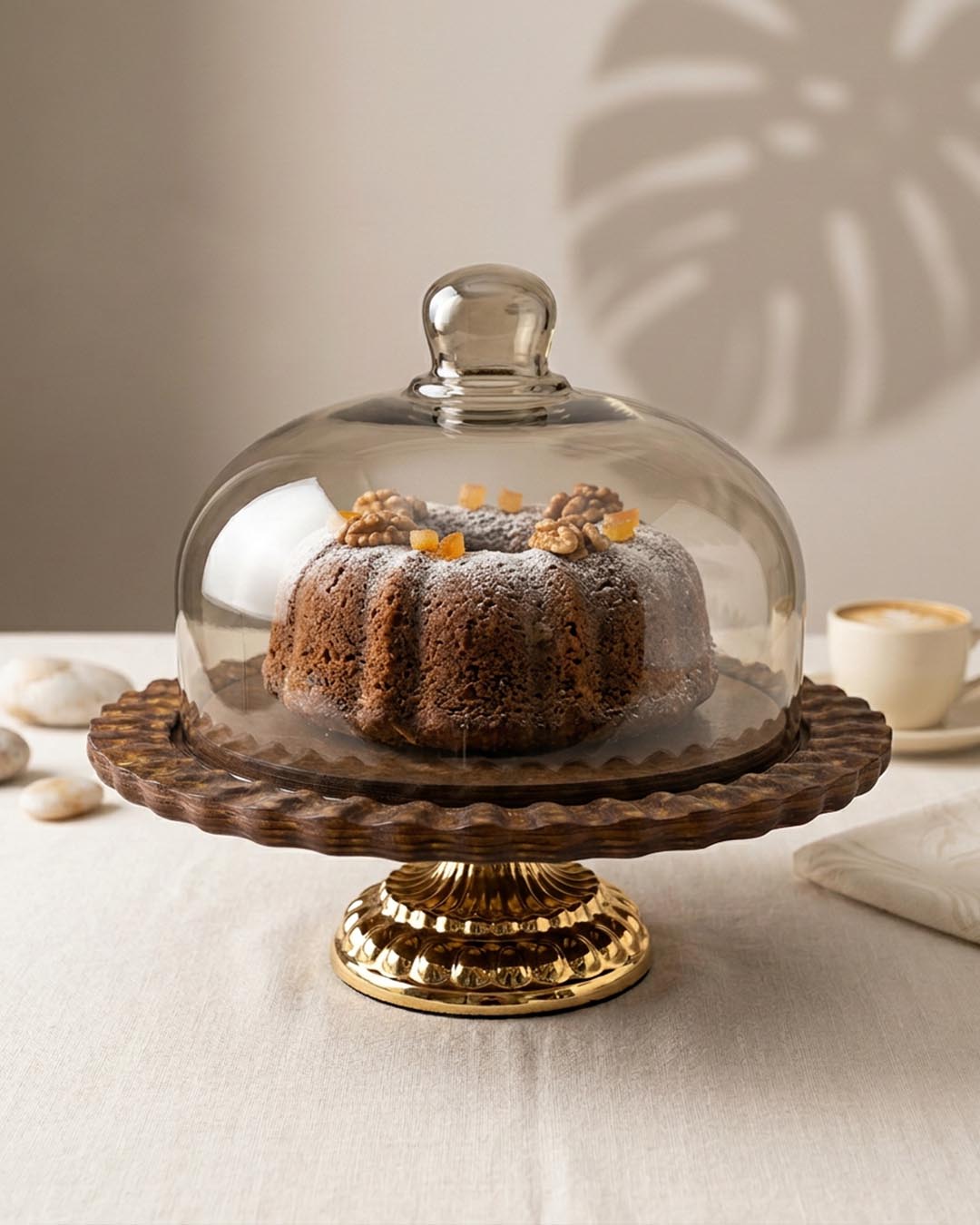 Royal Touch Gold Detaylı Ahşap Altlıklı Füme Cam Fanuslu Lüks Sunum Standı