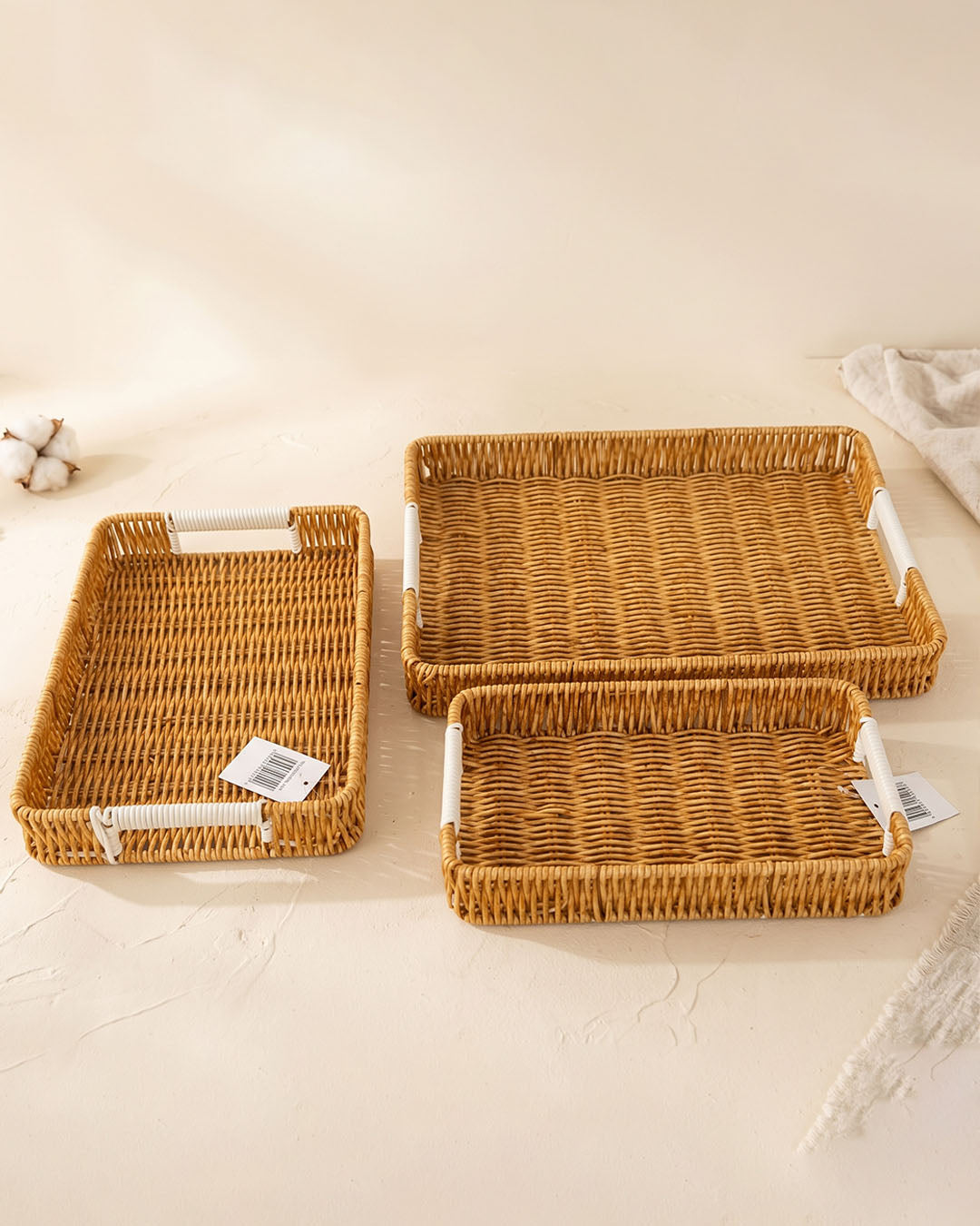 3'lü Rattan Örgü Sunum Tepsi Seti – Beyaz Kulplu Dikdörtgen Düzenleyici Tepsi