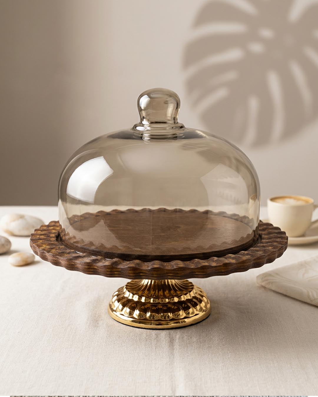 Royal Touch Gold Detaylı Ahşap Altlıklı Füme Cam Fanuslu Lüks Sunum Standı