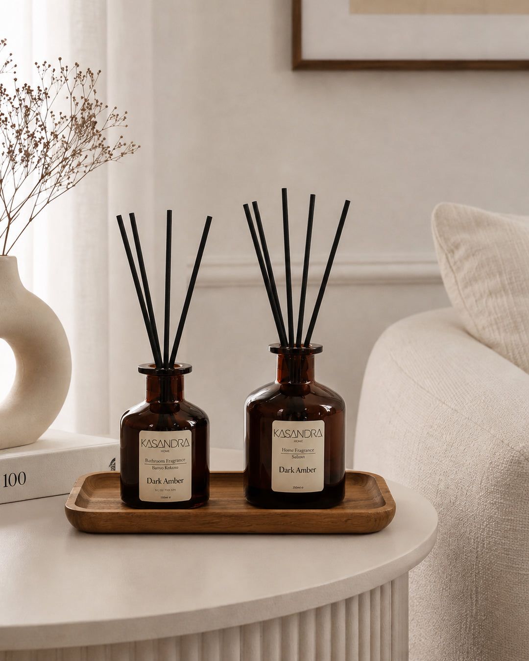 Dark Amber Premium Çubuklu Oda ve Banyo Kokusu Seti – Ahşap Standlı Dekoratif Cam Şişe – 150 ml & 250 ml Krem