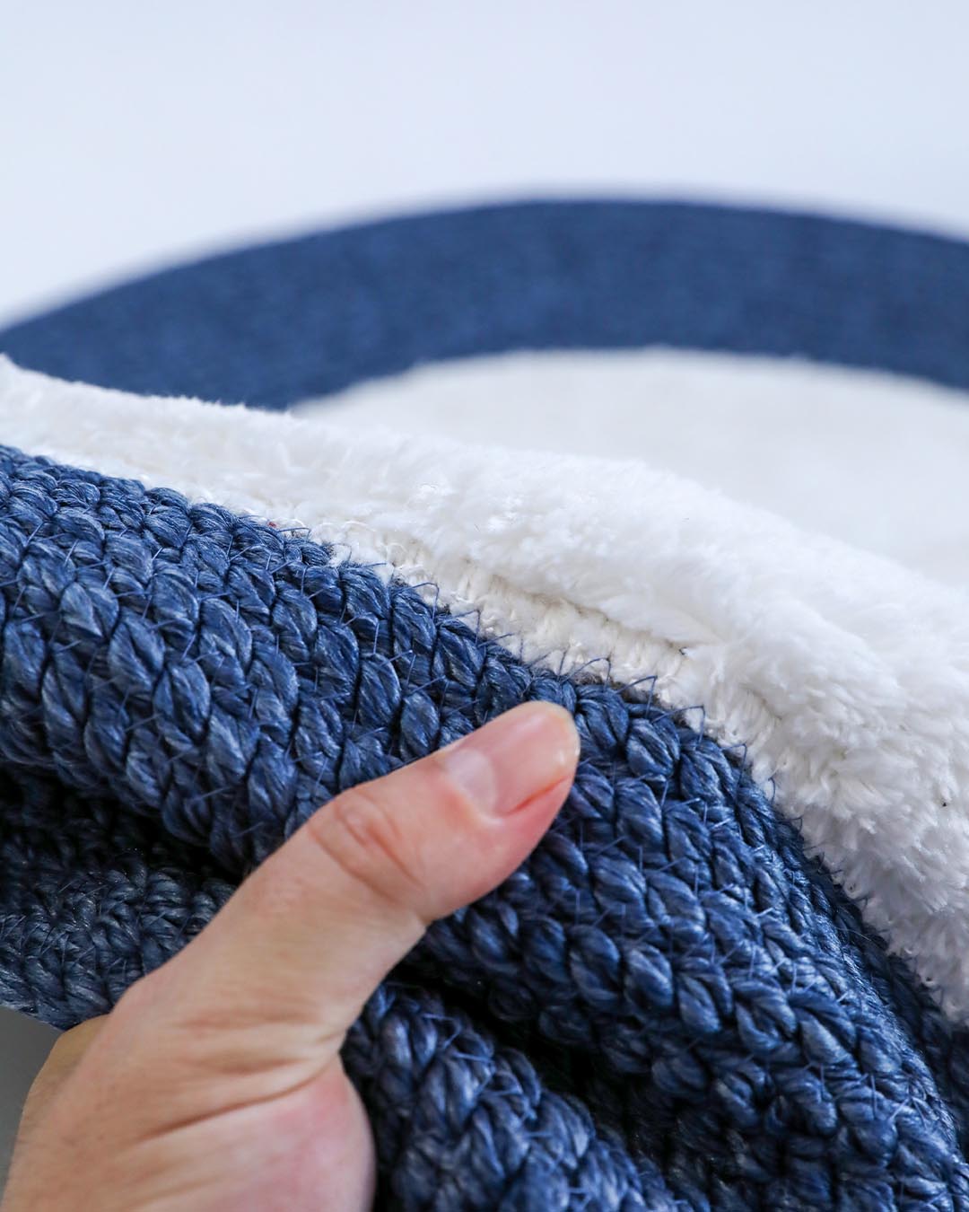 Doğal Lif Örgülü Peluş Dokulu Yuvarlak Dekoratif Halı Tuuli 100x100 İndigo 403
