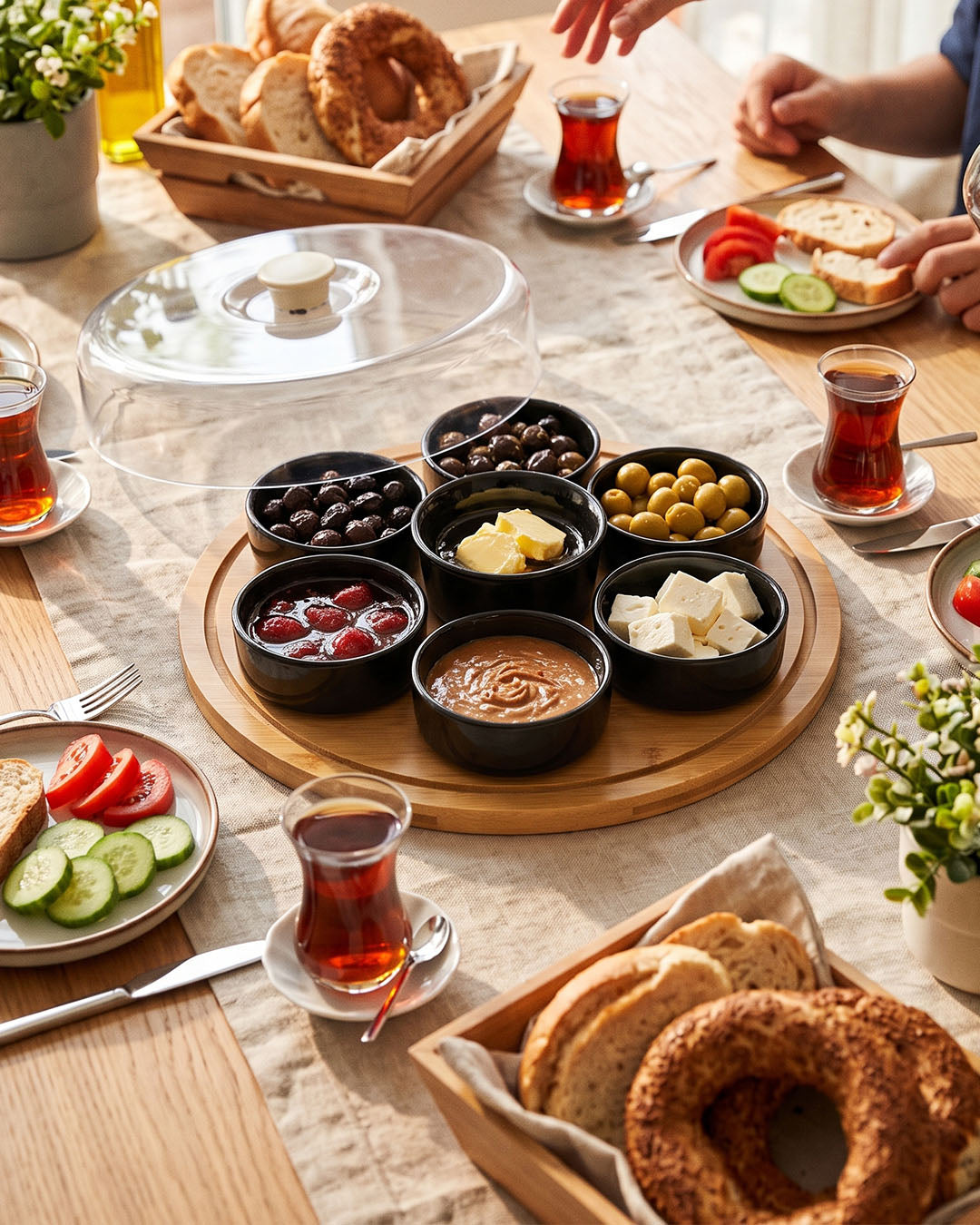 Bambu Tabaklı Şeffaf Kapaklı 9 Parça Seramik Kahvaltılık ve Sosluk Seti – Siyah