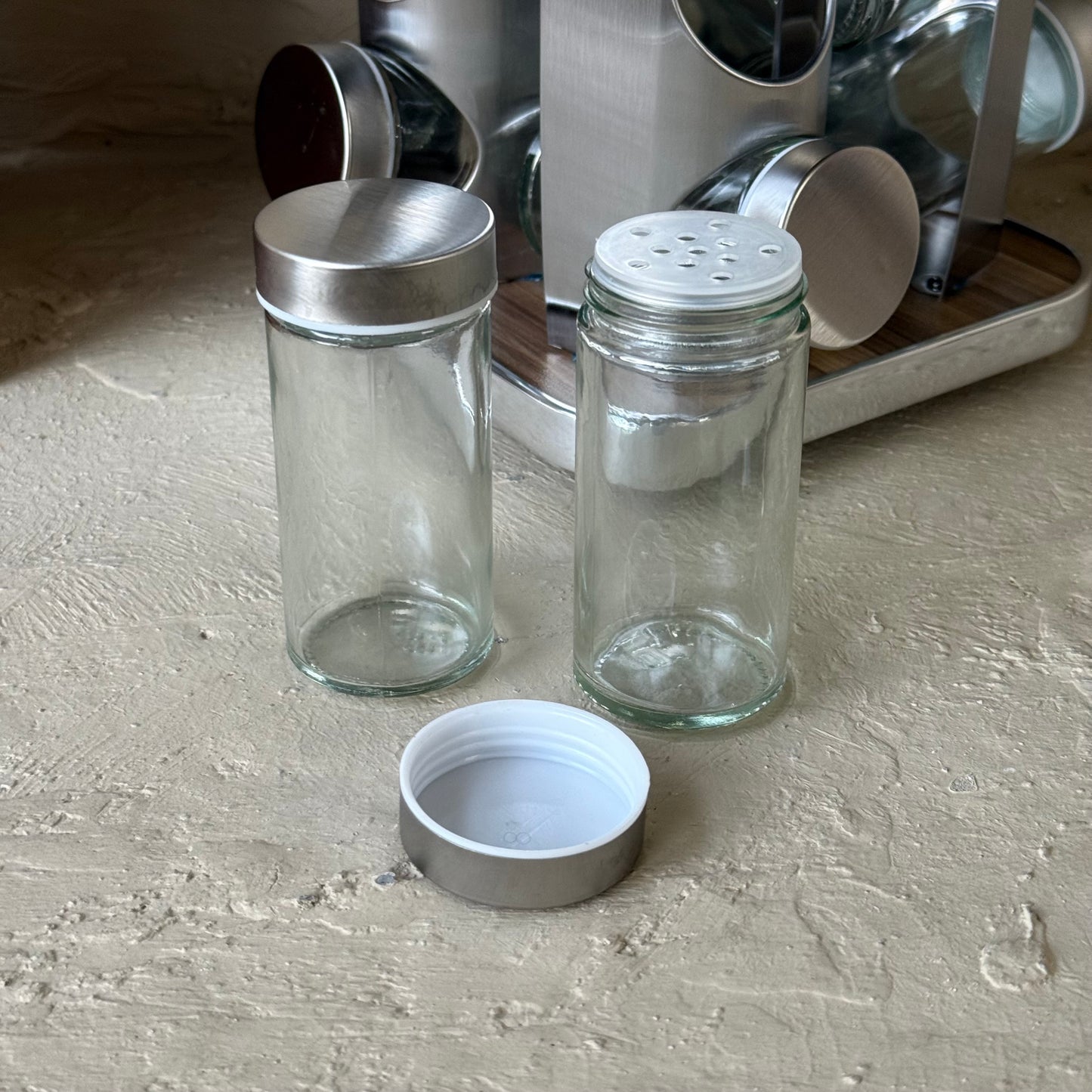 SVR Dönerli Standlı Kare Metal Kapaklı 12 Li  Baharatlık Seti Ahşap-Gümüş KOD:710