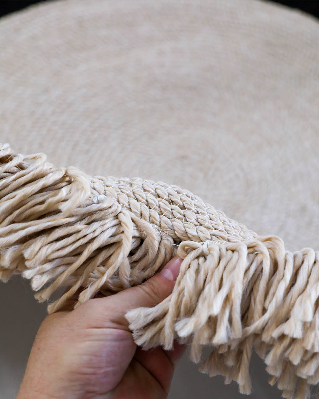 Tuuli Natural Halka Desenli El Dokuma Jüt Yuvarlak Halı – Premium Dekoratif Tasarım Siyah -Krem 100x100