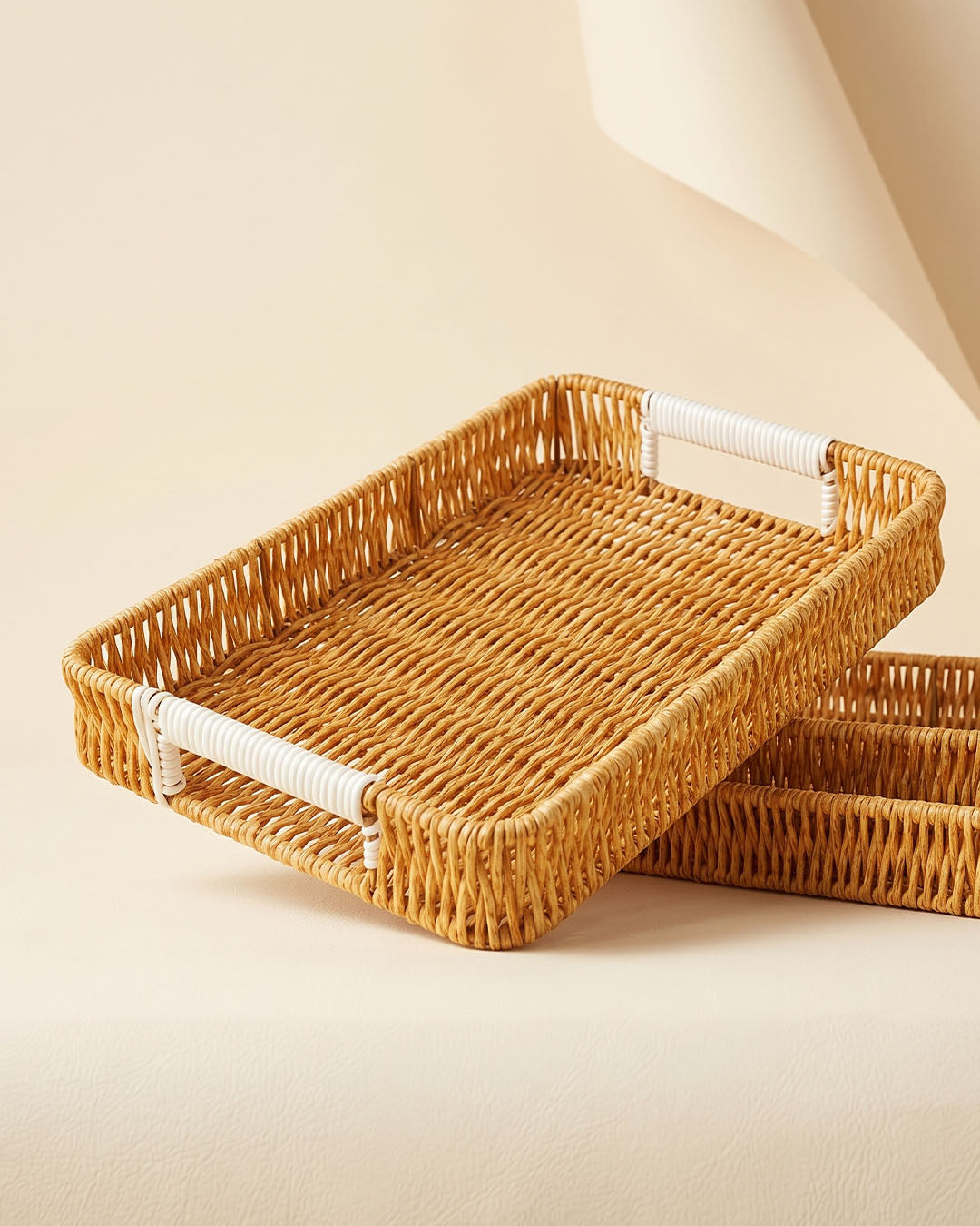 3'lü Rattan Örgü Sunum Tepsi Seti – Beyaz Kulplu Dikdörtgen Düzenleyici Tepsi