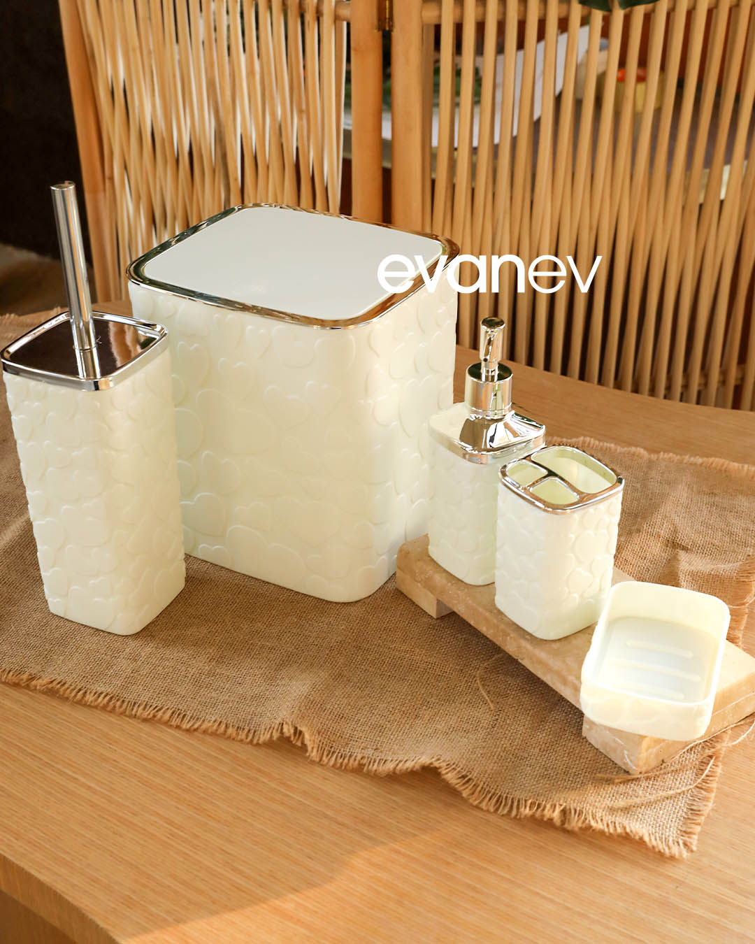5 Parça Kalp Desenli Banyo Seti – Beyaz Silver Kare Tasarım, Click Kapaklı 8 Litre
