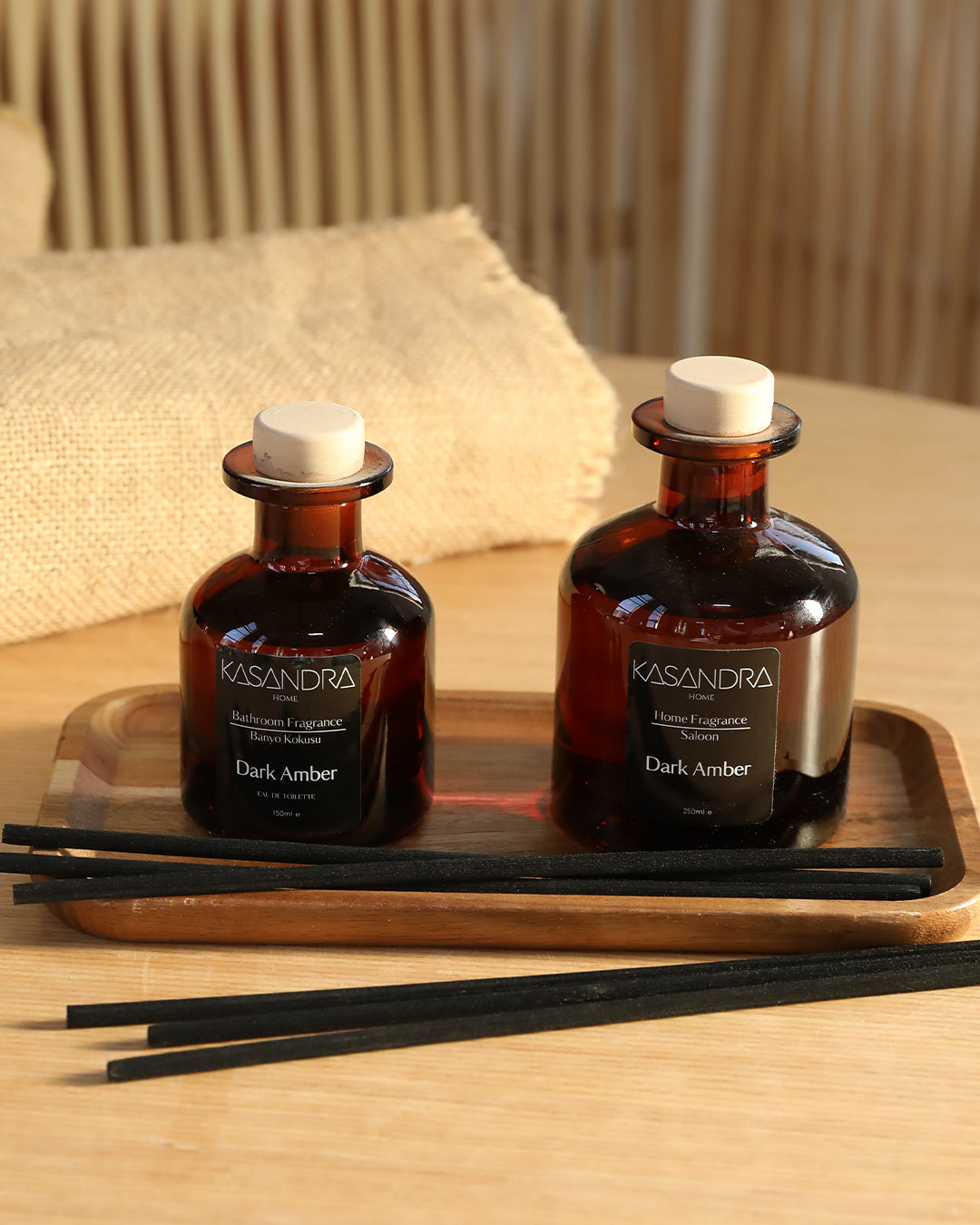 Dark Amber Premium Çubuklu Oda ve Banyo Kokusu Seti – Ahşap Standlı Dekoratif Cam Şişe – 150 ml & 250 ml Siyah