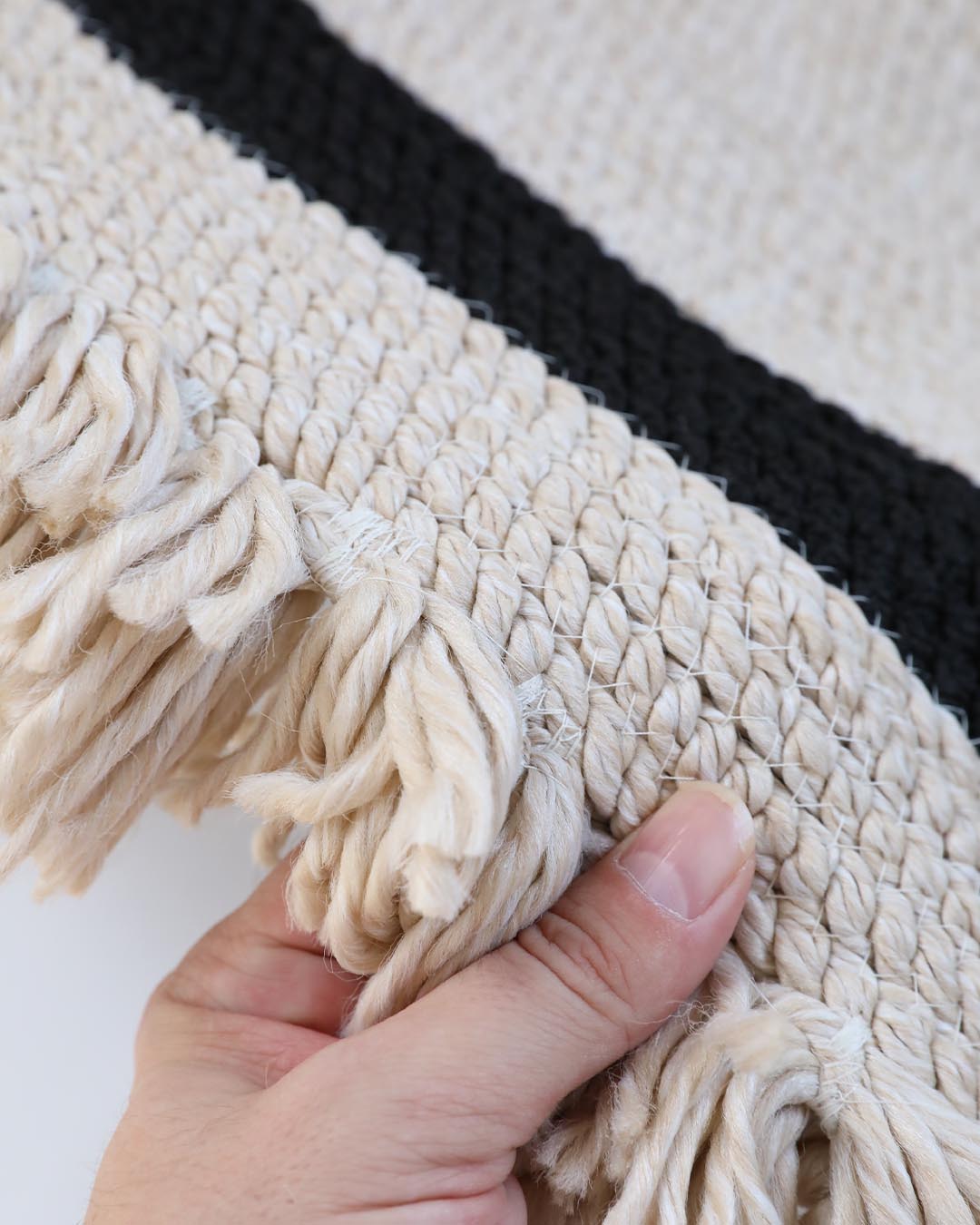 Tuuli Natural Halka Desenli El Dokuma Jüt Oval Halı – Premium Dekoratif Tasarım 80x150 Krem-Siyah