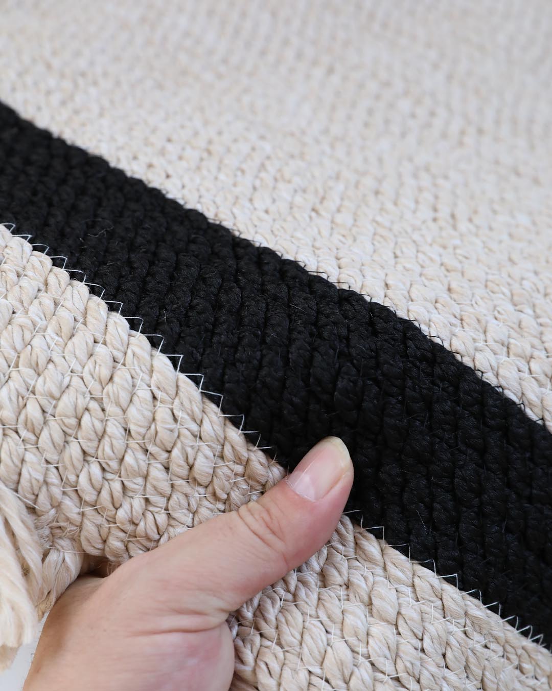 Tuuli Natural Halka Desenli El Dokuma Jüt Oval Halı – Premium Dekoratif Tasarım 80x150 Krem-Siyah
