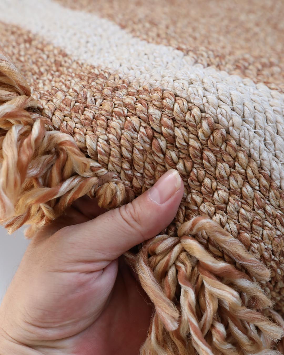 Tuuli Natural Halka Desenli El Dokuma Jüt Oval Halı – Premium Dekoratif Tasarım Kahve-Krem 80x150
