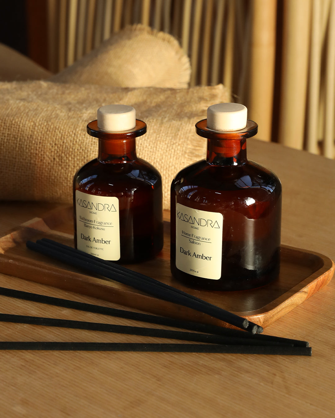 Dark Amber Premium Çubuklu Oda ve Banyo Kokusu Seti – Ahşap Standlı Dekoratif Cam Şişe – 150 ml & 250 ml Krem