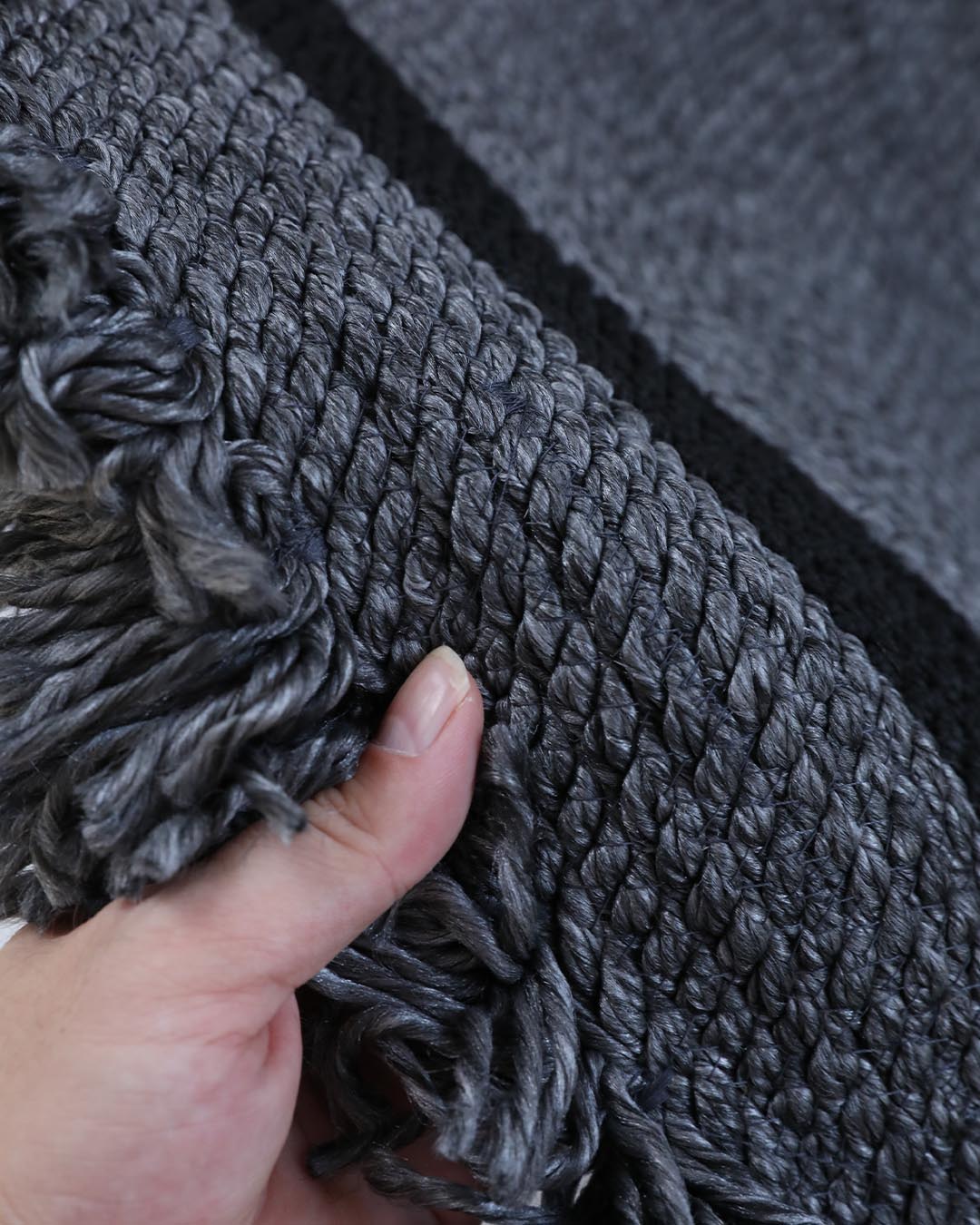 Tuuli Natural Halka Desenli El Dokuma Jüt Yuvarlak Halı – Premium Dekoratif Tasarım 100x100 Gri-Siyah