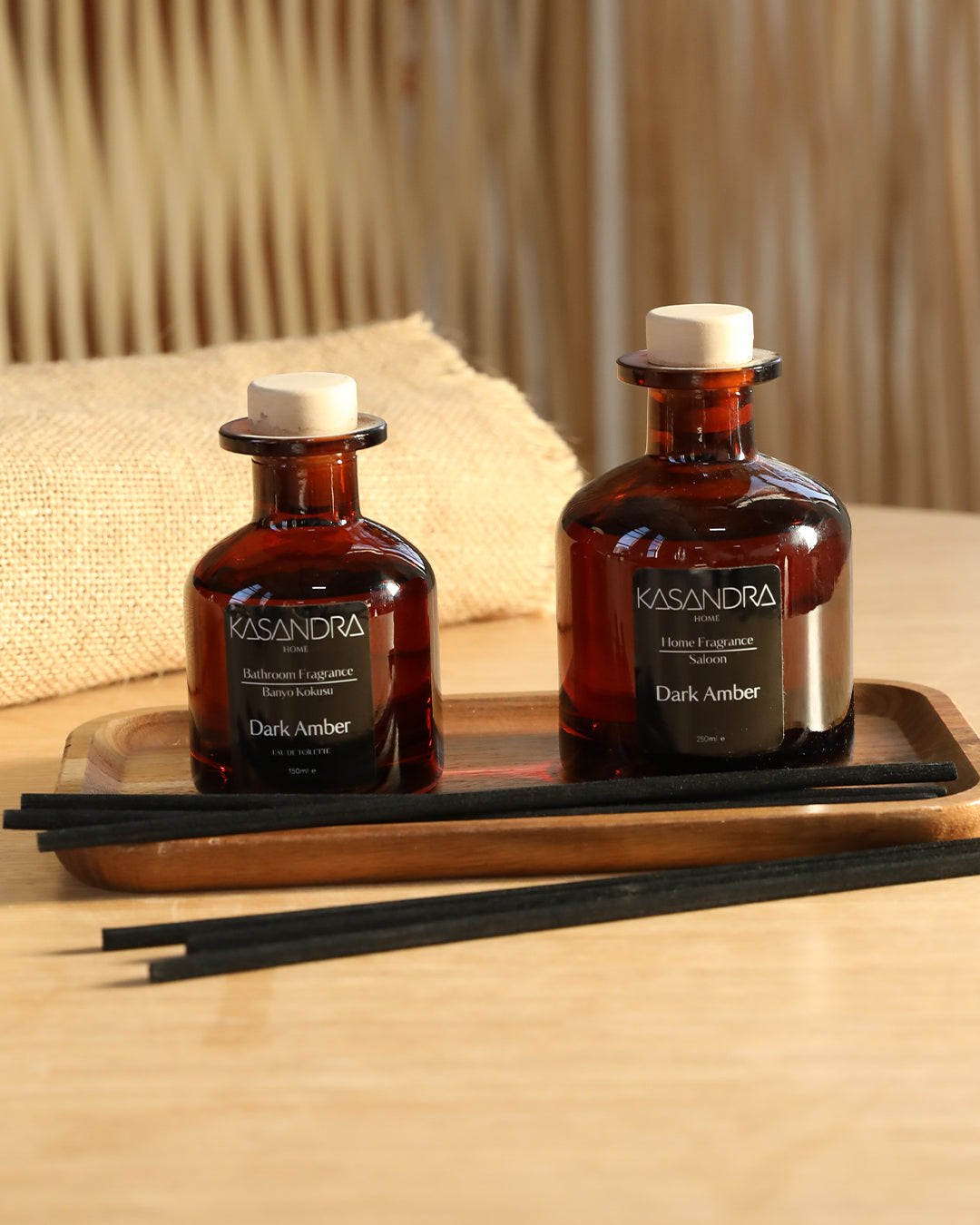 Dark Amber Premium Çubuklu Oda ve Banyo Kokusu Seti – Ahşap Standlı Dekoratif Cam Şişe – 150 ml & 250 ml Siyah