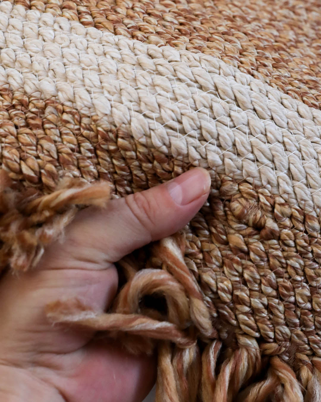 Tuuli Natural Halka Desenli El Dokuma Jüt Yuvarlak Halı – Premium Dekoratif Tasarım Kahve-Krem 100x100