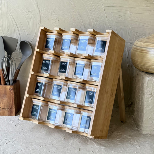 ZBERN 16'lı Bambu Kapaklı Kare Borosilikat Cam Baharatlık Seti Standlı Beyaz-Siyah Stiker Hediyeli 34x29x11,5 cm