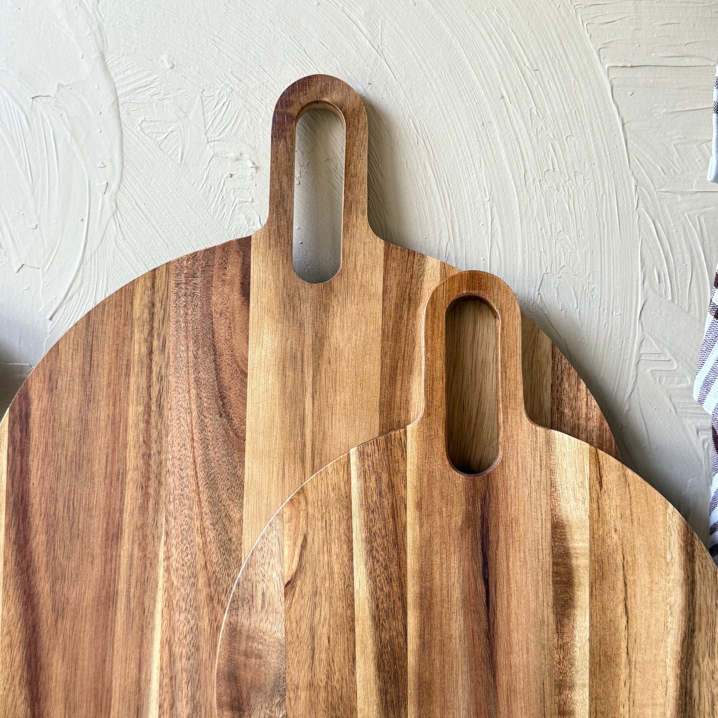 Arow Akasya Ağacı Yuvarlak Tutmalı İki Boy Kesme Tahtası KOD:0916-17