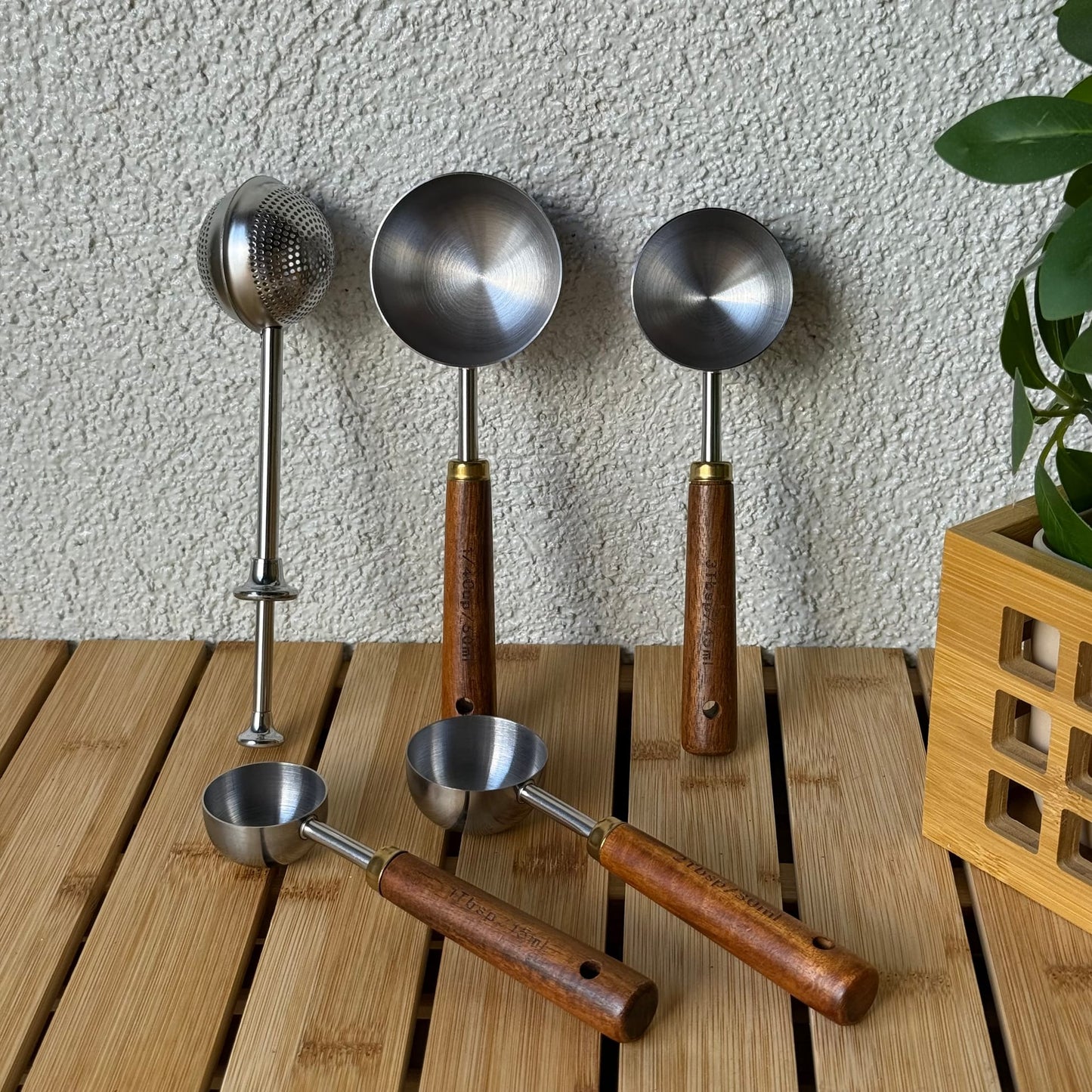 Modern Otomatik Bitki Çay Süzgeçi ve 4 Lü Ölçü Kaşık Seti