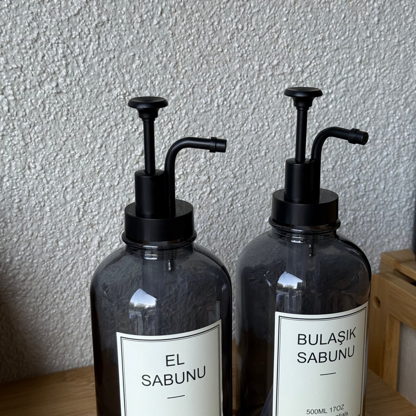 Selena Bambu Standlı İkili Cam Yuvarlak Sıvı Sabunluk Seti Füme 500 ml