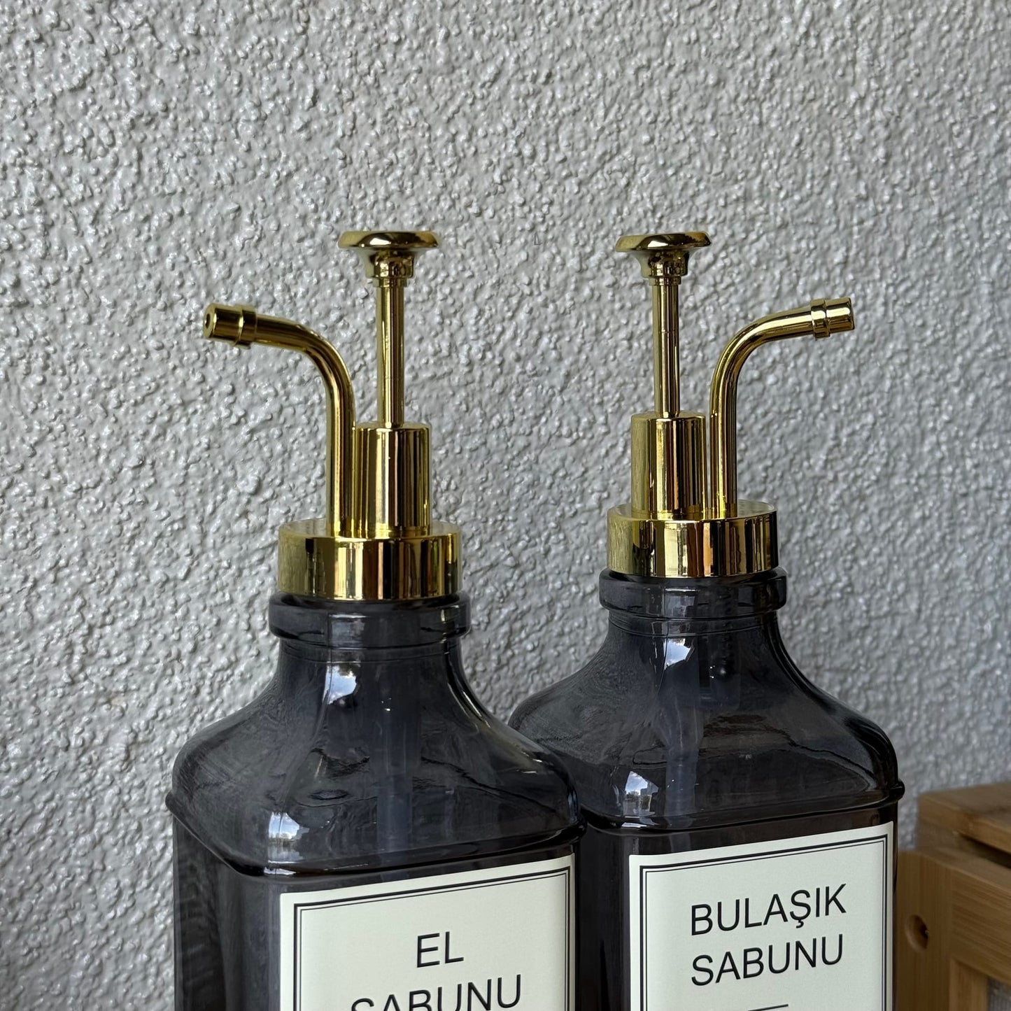 Lucia Bambu Standlı İkili Cam Kare Sıvı Sabunluk Seti Füme 500 ml