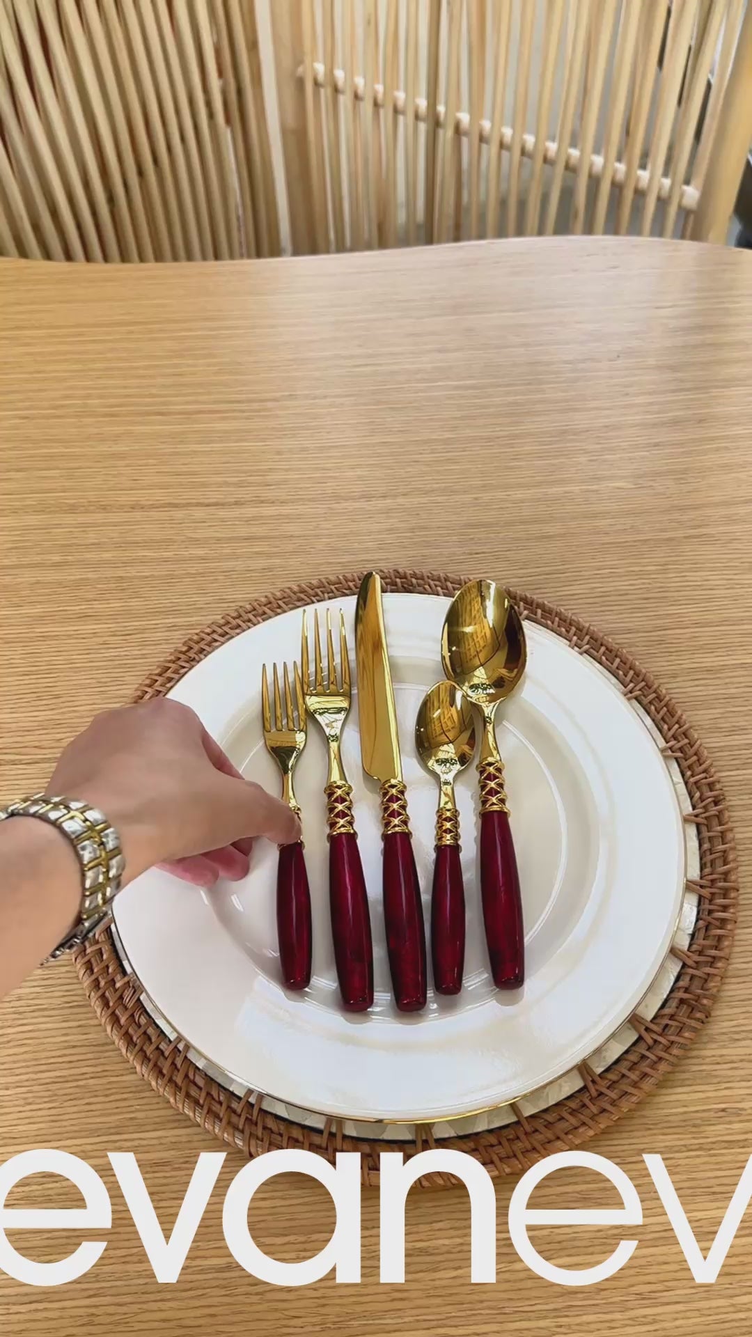 Videoyu yükle: Çatal Bıçak Kaşık Takımı Red Gold 30 Parça  Tr-7028