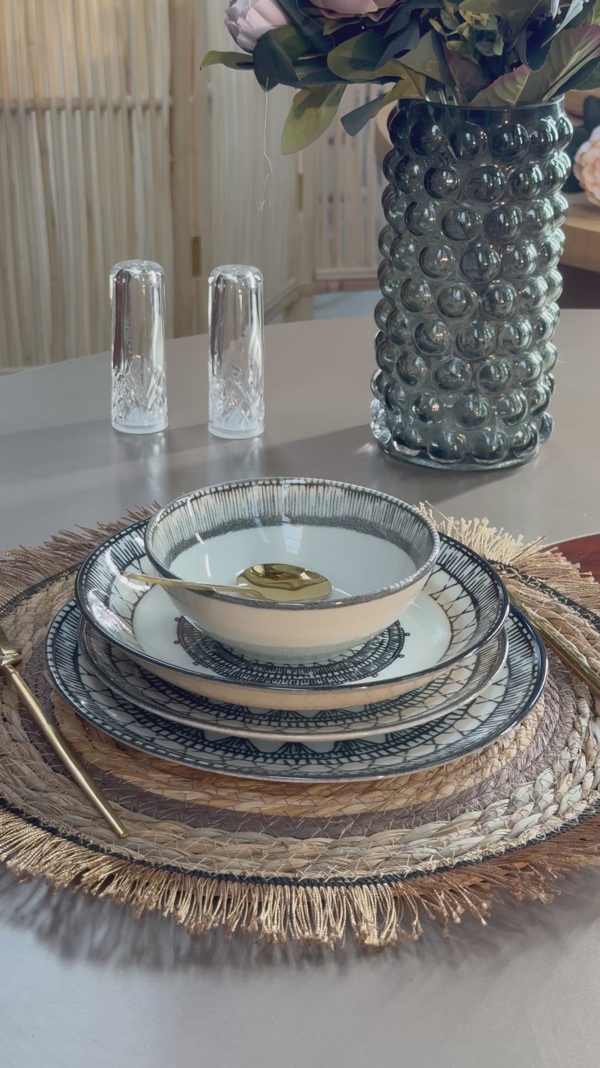 Videoyu yükle: Black-White 24 Parça Porselen Yemek Takımı 6 Kişilik (stately)